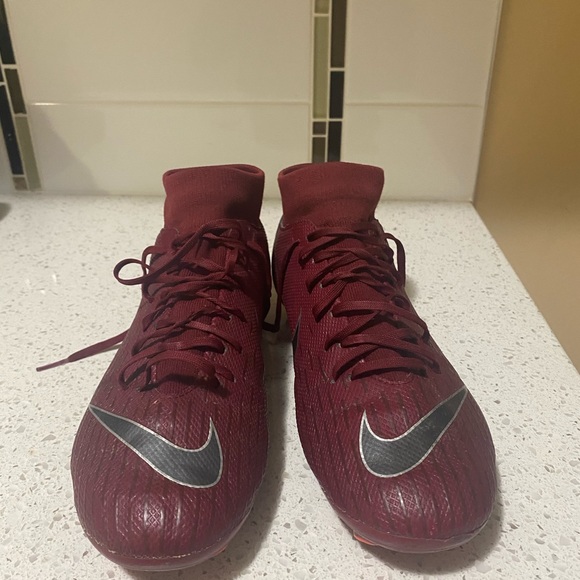 Boys Nike cleats - Picture 3 of 5